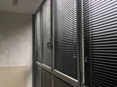 Горизонтальные алюминиевые жалюзи черного цвета на балкон